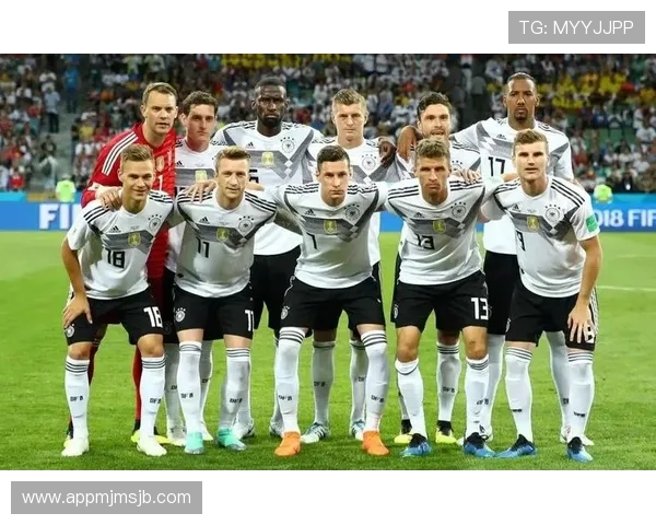 德国队在世界杯中的西装照片引发粉丝关注，探讨运动员正式着装对团队形象的影响